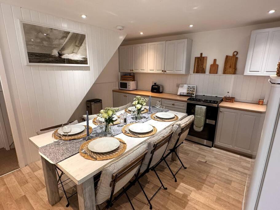 Stylish 3Br Cowes Cottage Close To The Waterfront ภายนอก รูปภาพ