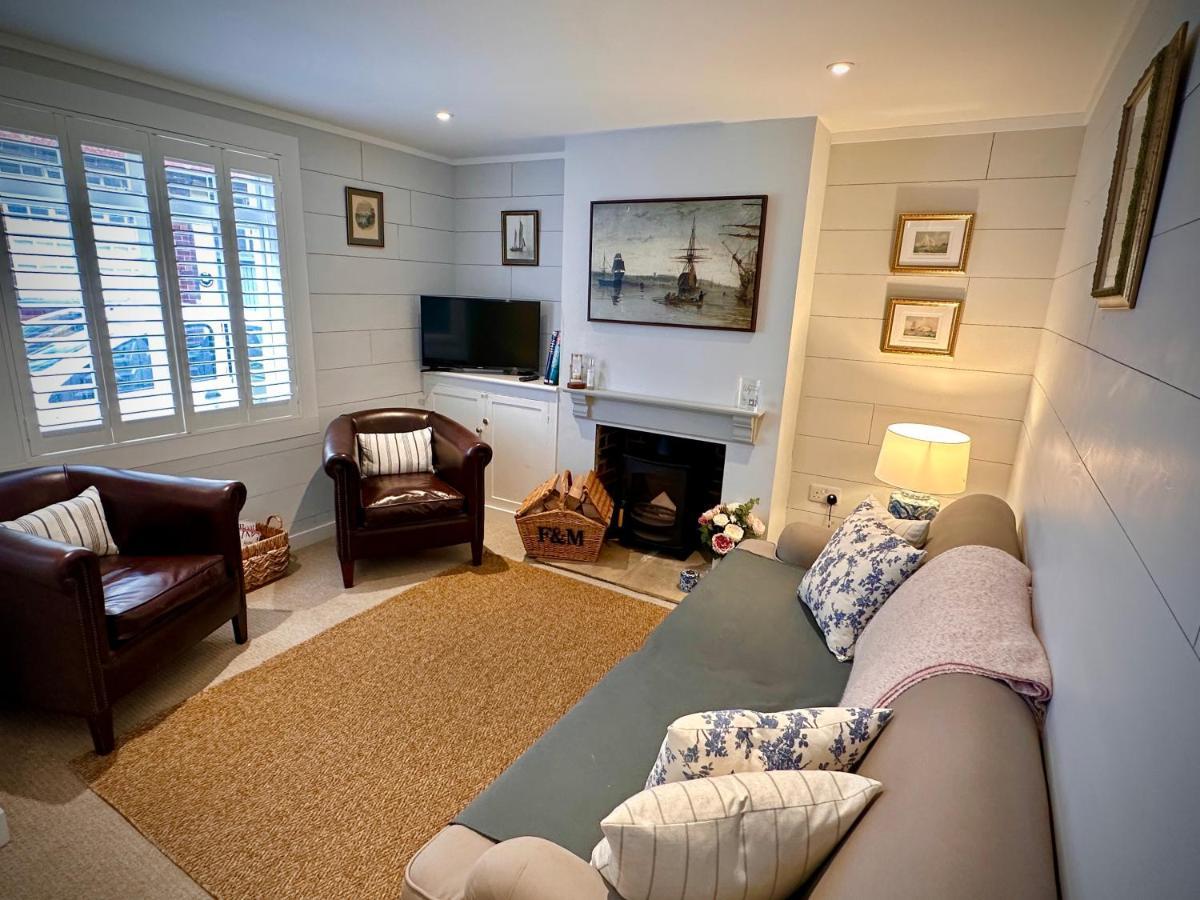 Stylish 3Br Cowes Cottage Close To The Waterfront ภายนอก รูปภาพ